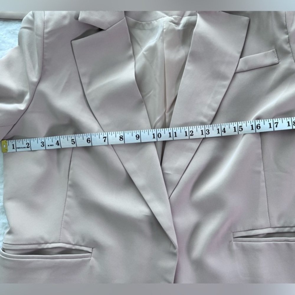 Elegant Women's Blazer in beige new with out tags